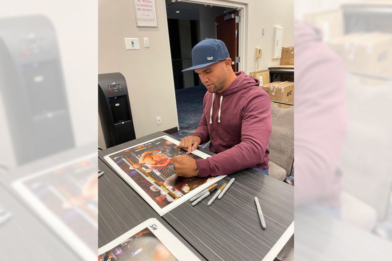 Robbie Lawler Signed Photo 600x400mm 6